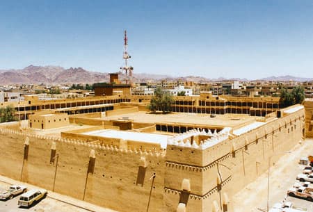 واجهة قصر القِشلة وأبراجه في حائل.
