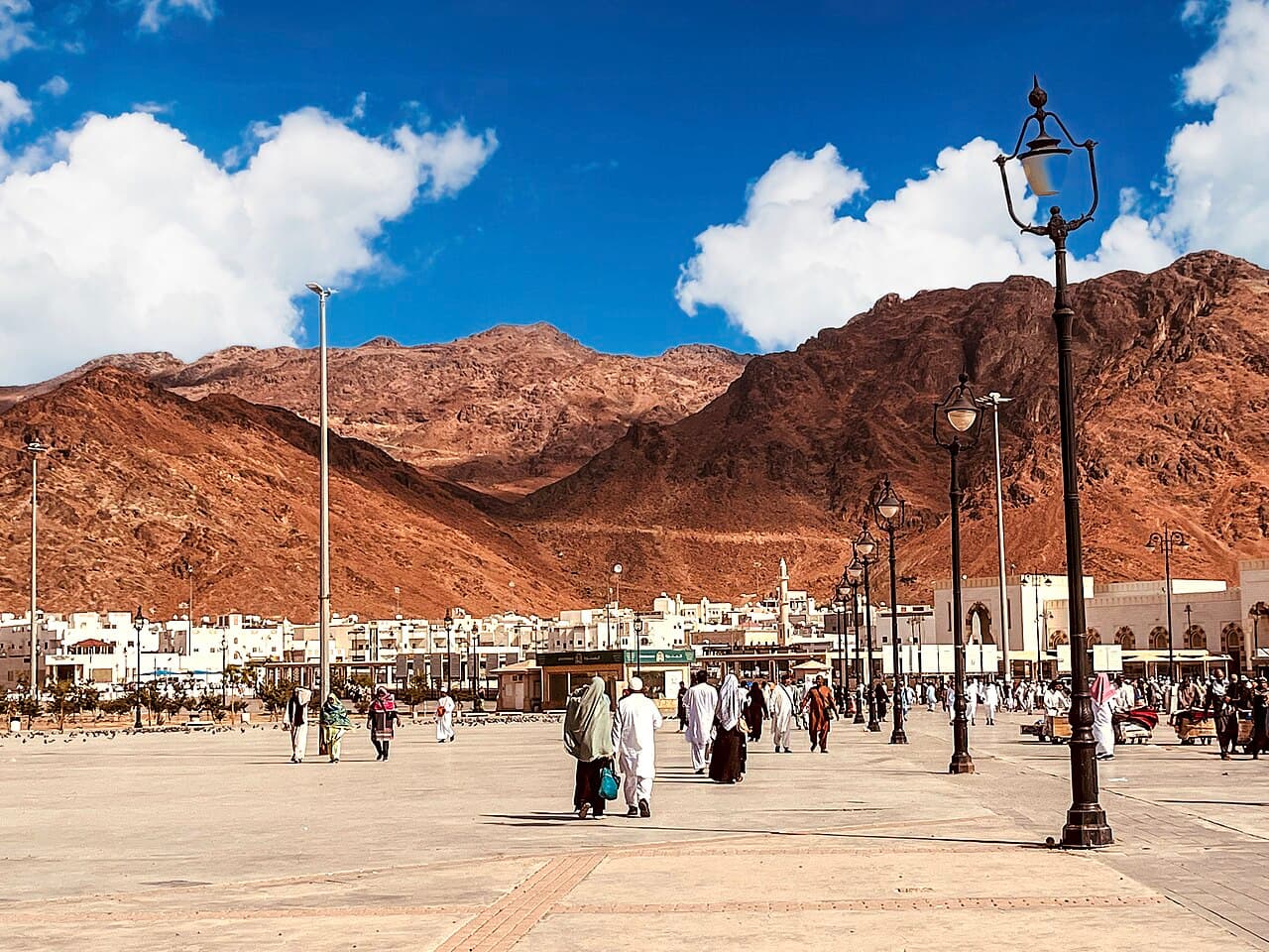 جبل أحد — سياق يوم بُعاث