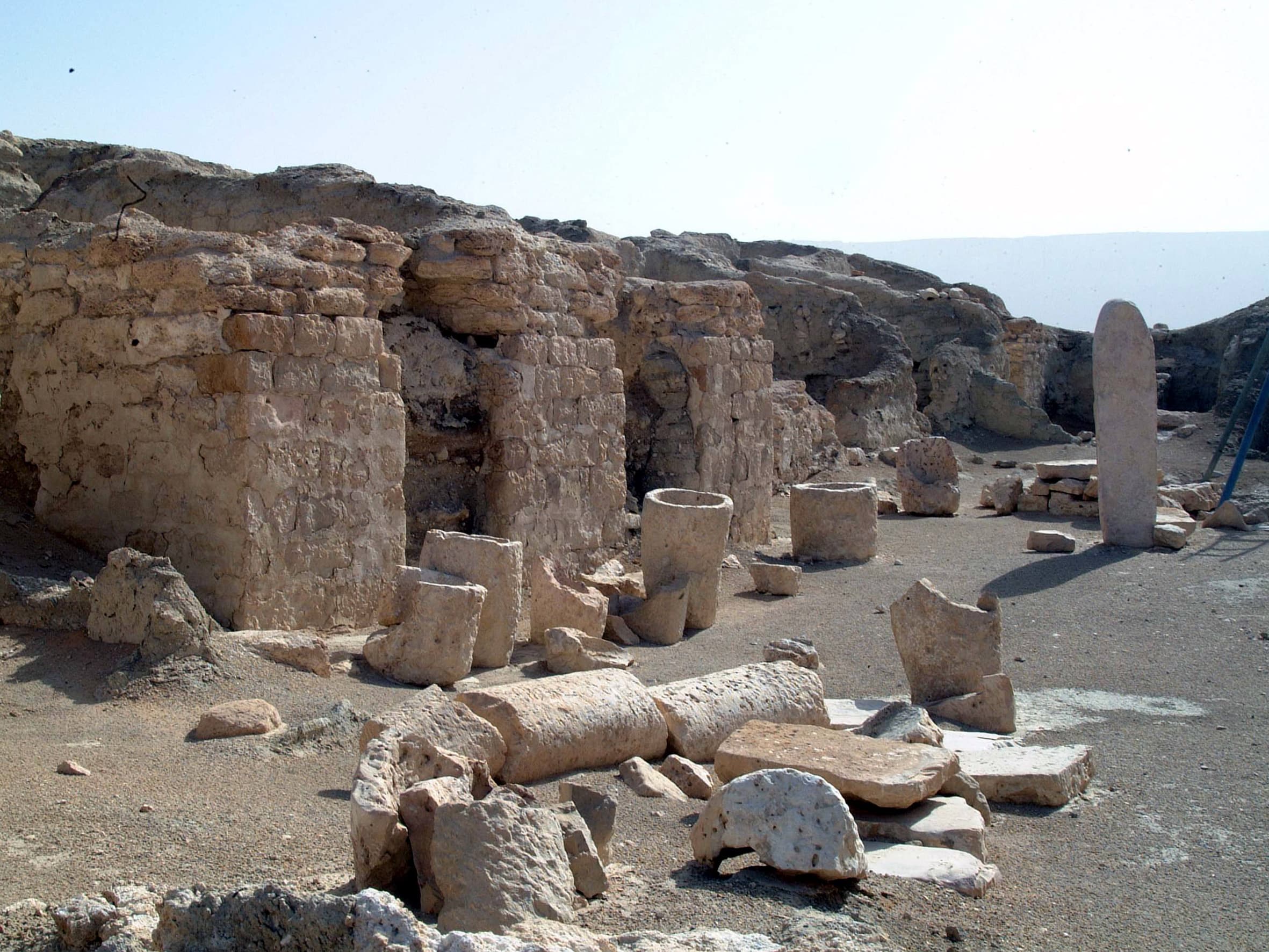 أطلال معمارية في قرية الفاو (ذات كهل)