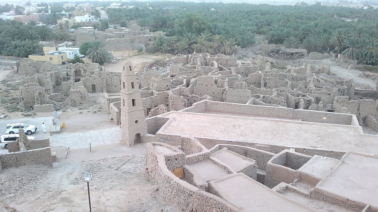 مسجد عمر بن الخطاب في دومة الجندل ومئذنته الحجرية.