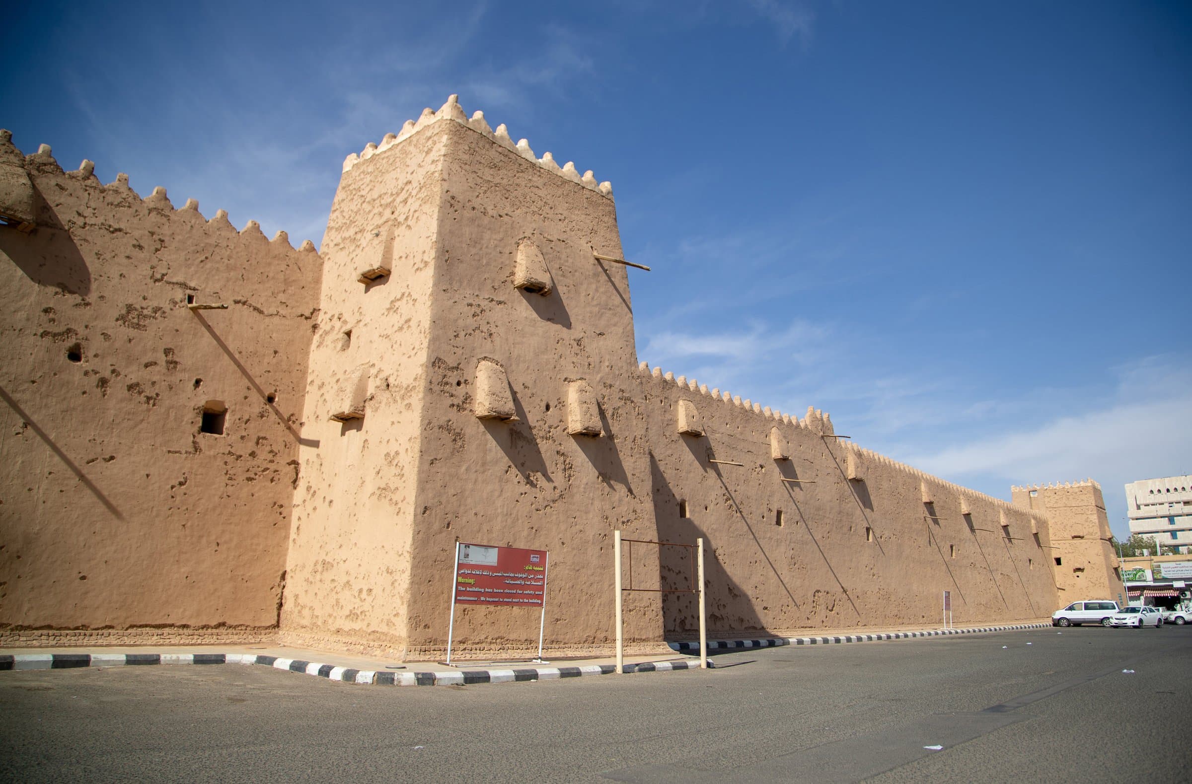 قلعة القشلة في حائل، ثكنة طينية ضخمة تحولت إلى معلم تراثي.