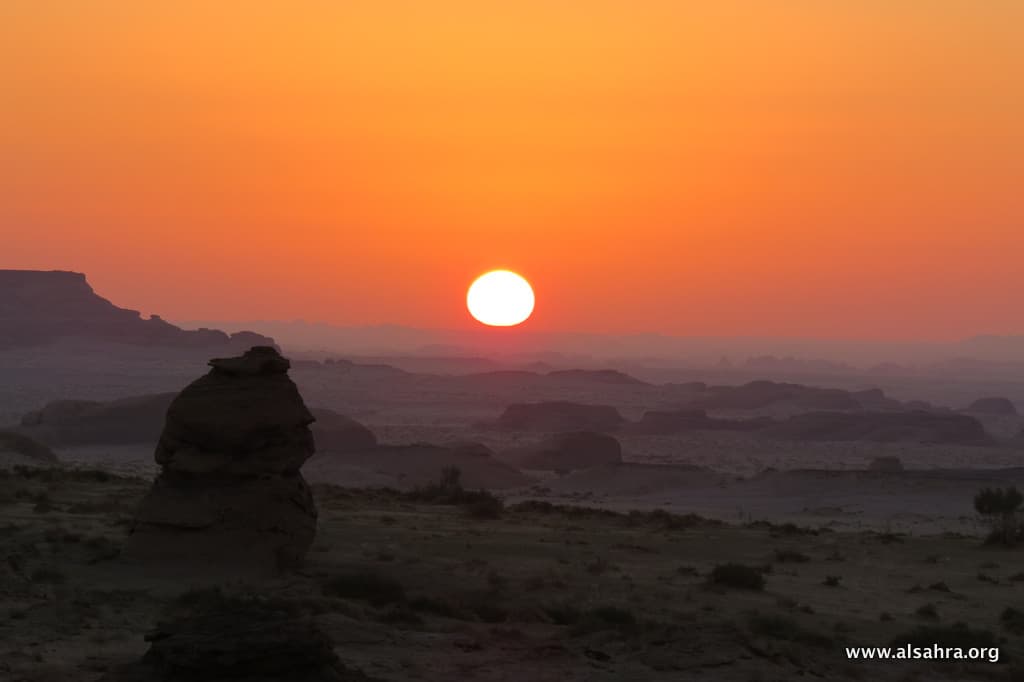 مناظر مدائن صالح بين الجبال الرملية