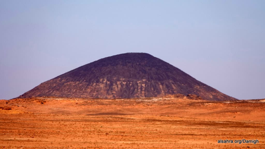 جبل أُثنان (اثنان) ومحيطه من الحمم في شمال غرب الجزيرة
