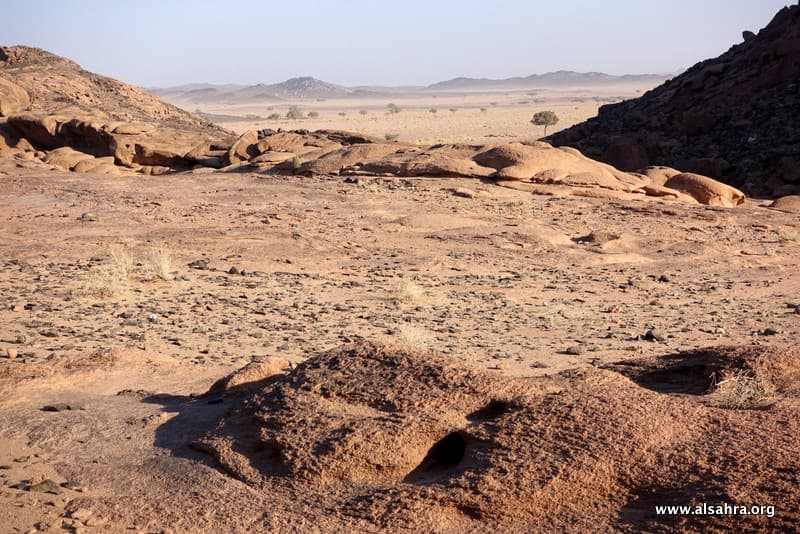 تضاريس الموشم — جبال حمراء وبيضاء وسوداء في صحراء القصيم الغربية