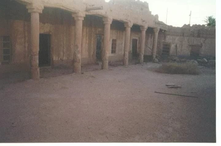 فناء مبنى تراثي ذي أعمدة طينية في البلدة القديمة بقصر ابن عقيّل، بحسب ناشر الصورة.