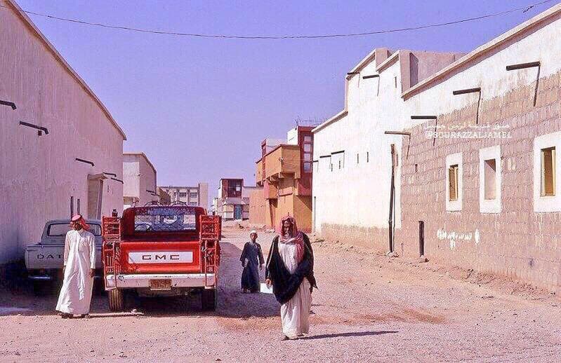 شارع سكني في صورة منشورة بوصفها منظرًا لمدينة ليلى سنة 1394هـ/1974م.