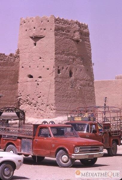 برج طيني ومركبات في صورة أرشيفية منشورة ضمن مجموعة لمدينة ليلى عام 1974م.
